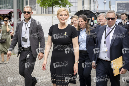 Fotoausstellung 'Wounded: The Legacy of War' von Bryan Adams beim 1. Nationalen Veteranentag in Berlin