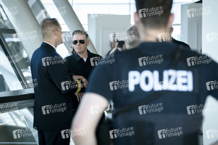 Fotoausstellung 'Wounded: The Legacy of War' von Bryan Adams beim 1. Nationalen Veteranentag in Berlin