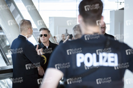 Fotoausstellung 'Wounded: The Legacy of War' von Bryan Adams beim 1. Nationalen Veteranentag in Berlin