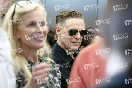 Fotoausstellung 'Wounded: The Legacy of War' von Bryan Adams beim 1. Nationalen Veteranentag in Berlin