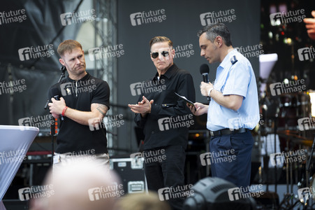 Fotoausstellung 'Wounded: The Legacy of War' von Bryan Adams beim 1. Nationalen Veteranentag in Berlin