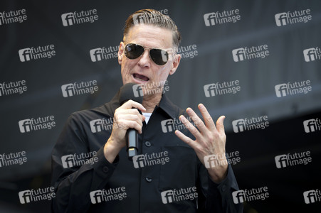 Fotoausstellung 'Wounded: The Legacy of War' von Bryan Adams beim 1. Nationalen Veteranentag in Berlin