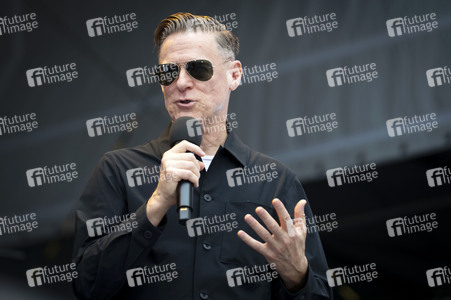 Fotoausstellung 'Wounded: The Legacy of War' von Bryan Adams beim 1. Nationalen Veteranentag in Berlin