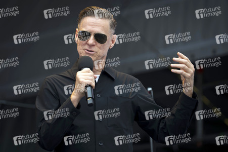 Fotoausstellung 'Wounded: The Legacy of War' von Bryan Adams beim 1. Nationalen Veteranentag in Berlin