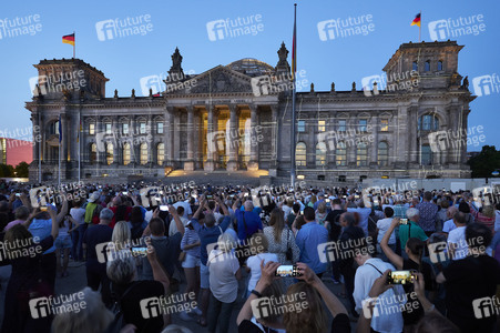 Illumination des Reichstagsgebäudes zum 30-jährigen Jubiläums des Kunstprojektes 'Wrapped Reichstag' in Berlin