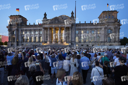Illumination des Reichstagsgebäudes zum 30-jährigen Jubiläums des Kunstprojektes 'Wrapped Reichstag' in Berlin