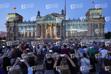 Illumination des Reichstagsgebäudes zum 30-jährigen Jubiläums des Kunstprojektes 'Wrapped Reichstag' in Berlin