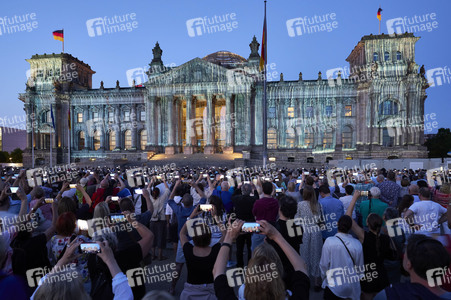 Illumination des Reichstagsgebäudes zum 30-jährigen Jubiläums des Kunstprojektes 'Wrapped Reichstag' in Berlin
