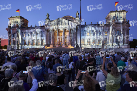Illumination des Reichstagsgebäudes zum 30-jährigen Jubiläums des Kunstprojektes 'Wrapped Reichstag' in Berlin