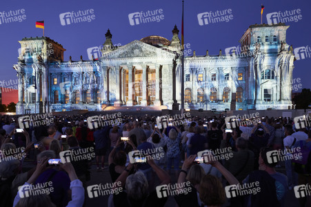 Illumination des Reichstagsgebäudes zum 30-jährigen Jubiläums des Kunstprojektes 'Wrapped Reichstag' in Berlin