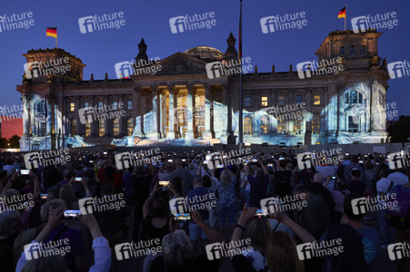 Illumination des Reichstagsgebäudes zum 30-jährigen Jubiläums des Kunstprojektes 'Wrapped Reichstag' in Berlin
