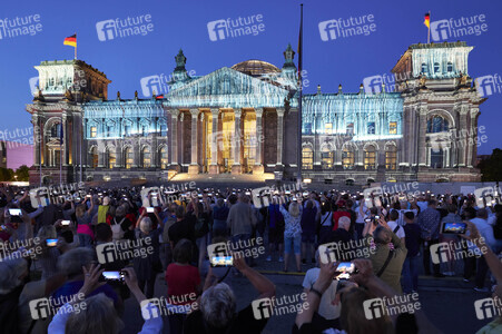 Illumination des Reichstagsgebäudes zum 30-jährigen Jubiläums des Kunstprojektes 'Wrapped Reichstag' in Berlin
