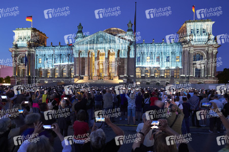Illumination des Reichstagsgebäudes zum 30-jährigen Jubiläums des Kunstprojektes 'Wrapped Reichstag' in Berlin