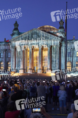Illumination des Reichstagsgebäudes zum 30-jährigen Jubiläums des Kunstprojektes 'Wrapped Reichstag' in Berlin