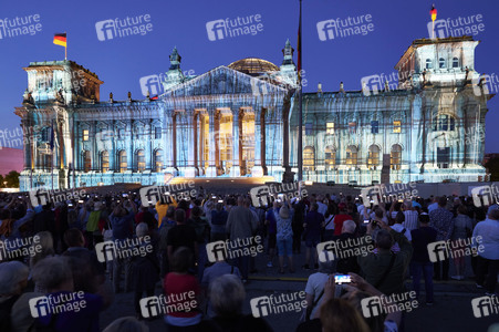Illumination des Reichstagsgebäudes zum 30-jährigen Jubiläums des Kunstprojektes 'Wrapped Reichstag' in Berlin