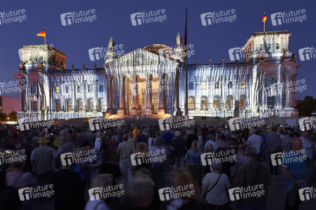 Illumination des Reichstagsgebäudes zum 30-jährigen Jubiläums des Kunstprojektes 'Wrapped Reichstag' in Berlin