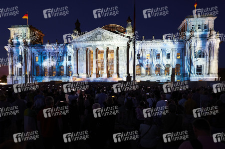 Illumination des Reichstagsgebäudes zum 30-jährigen Jubiläums des Kunstprojektes 'Wrapped Reichstag' in Berlin