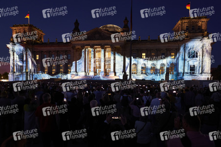 Illumination des Reichstagsgebäudes zum 30-jährigen Jubiläums des Kunstprojektes 'Wrapped Reichstag' in Berlin