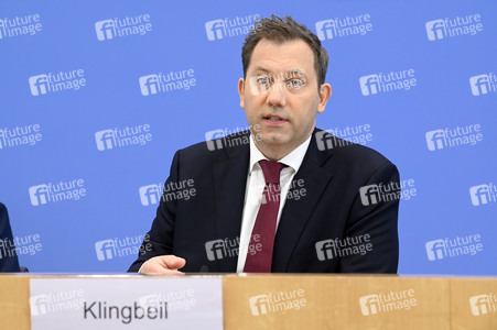 Bundespressekonferenz zum Entwurf des Bundeshaushalts 2025 in Berlin