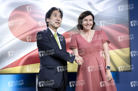 Unterzeichnung von Absichtserklärungen zwischen Japan und Deutschland in Berlin