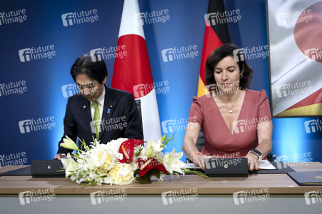 Unterzeichnung von Absichtserklärungen zwischen Japan und Deutschland in Berlin