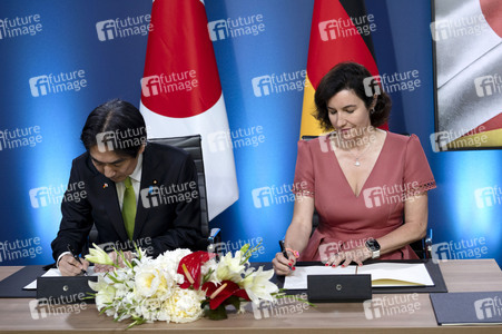 Unterzeichnung von Absichtserklärungen zwischen Japan und Deutschland in Berlin