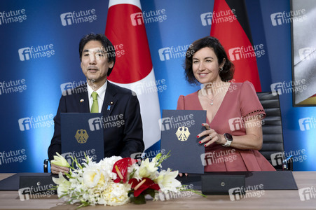 Unterzeichnung von Absichtserklärungen zwischen Japan und Deutschland in Berlin