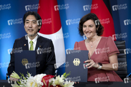 Unterzeichnung von Absichtserklärungen zwischen Japan und Deutschland in Berlin