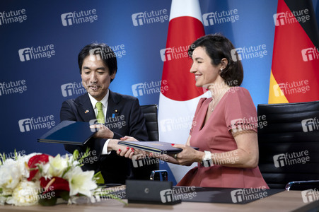 Unterzeichnung von Absichtserklärungen zwischen Japan und Deutschland in Berlin