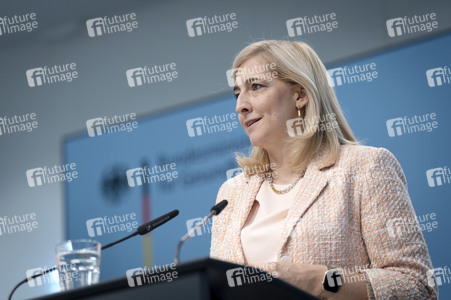 Pressestatement von Bundesgesundheitsministerin Nina Warken in Berlin