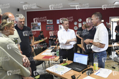 Ministerpräsident Ketschmer im Waldbrandeinsatzzentrum in Zeithain