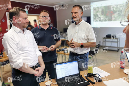 Ministerpräsident Ketschmer im Waldbrandeinsatzzentrum in Zeithain