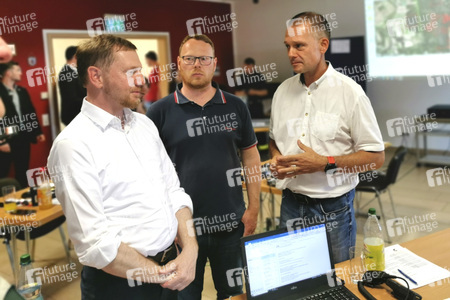 Ministerpräsident Ketschmer im Waldbrandeinsatzzentrum in Zeithain