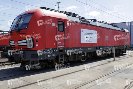 Erste automatisierte Güterzuglokomotive von DB Cargo im Testbetrieb in Köln