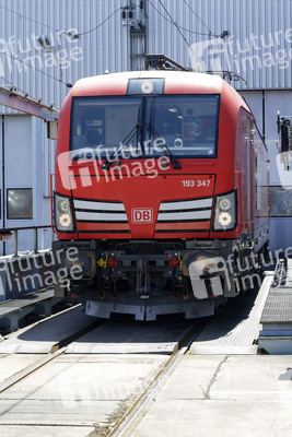 Erste automatisierte Güterzuglokomotive von DB Cargo im Testbetrieb in Köln