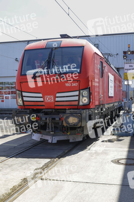 Erste automatisierte Güterzuglokomotive von DB Cargo im Testbetrieb in Köln