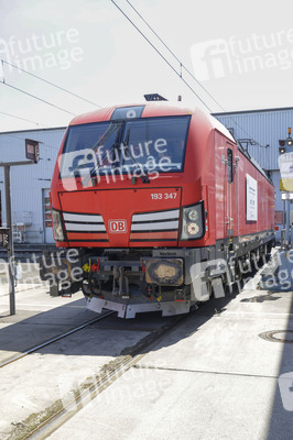 Erste automatisierte Güterzuglokomotive von DB Cargo im Testbetrieb in Köln
