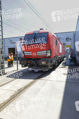 Erste automatisierte Güterzuglokomotive von DB Cargo im Testbetrieb in Köln