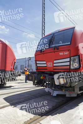 Erste automatisierte Güterzuglokomotive von DB Cargo im Testbetrieb in Köln