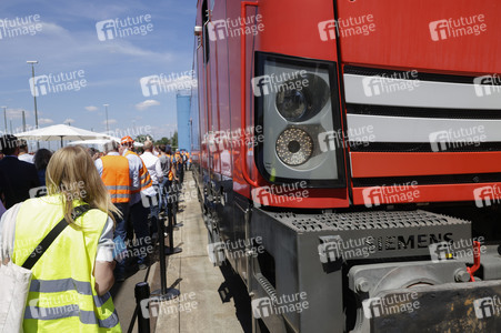 Erste automatisierte Güterzuglokomotive von DB Cargo im Testbetrieb in Köln