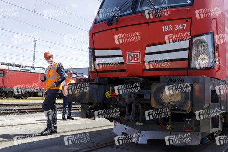 Erste automatisierte Güterzuglokomotive von DB Cargo im Testbetrieb in Köln