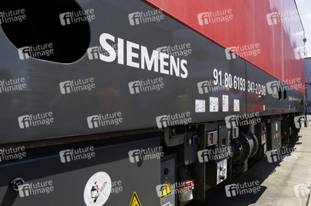 Erste automatisierte Güterzuglokomotive von DB Cargo im Testbetrieb in Köln