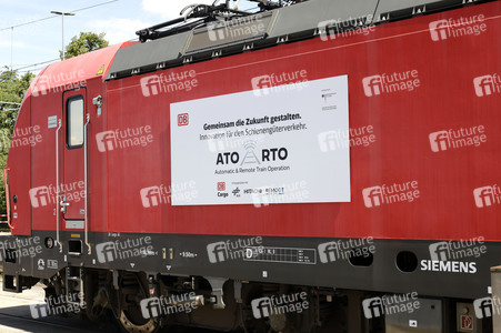 Erste automatisierte Güterzuglokomotive von DB Cargo im Testbetrieb in Köln