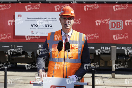 Erste automatisierte Güterzuglokomotive von DB Cargo im Testbet