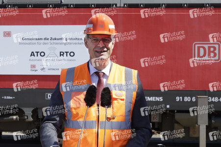 Erste automatisierte Güterzuglokomotive von DB Cargo im Testbet