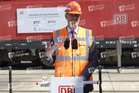 Erste automatisierte Güterzuglokomotive von DB Cargo im Testbetrieb in Köln