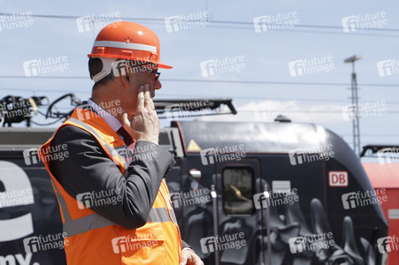 Erste automatisierte Güterzuglokomotive von DB Cargo im Testbetrieb in Köln