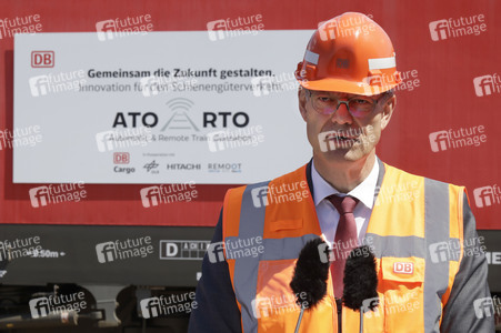 Erste automatisierte Güterzuglokomotive von DB Cargo im Testbet