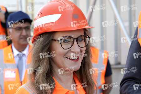 Erste automatisierte Güterzuglokomotive von DB Cargo im Testbetrieb in Köln