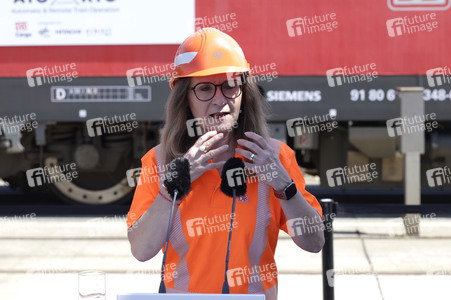 Erste automatisierte Güterzuglokomotive von DB Cargo im Testbetrieb in Köln